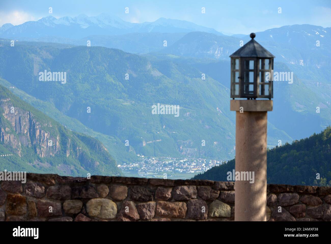 Vista dall'abitato alpino di Jenesien/San Genesio verso Bolzano Foto Stock