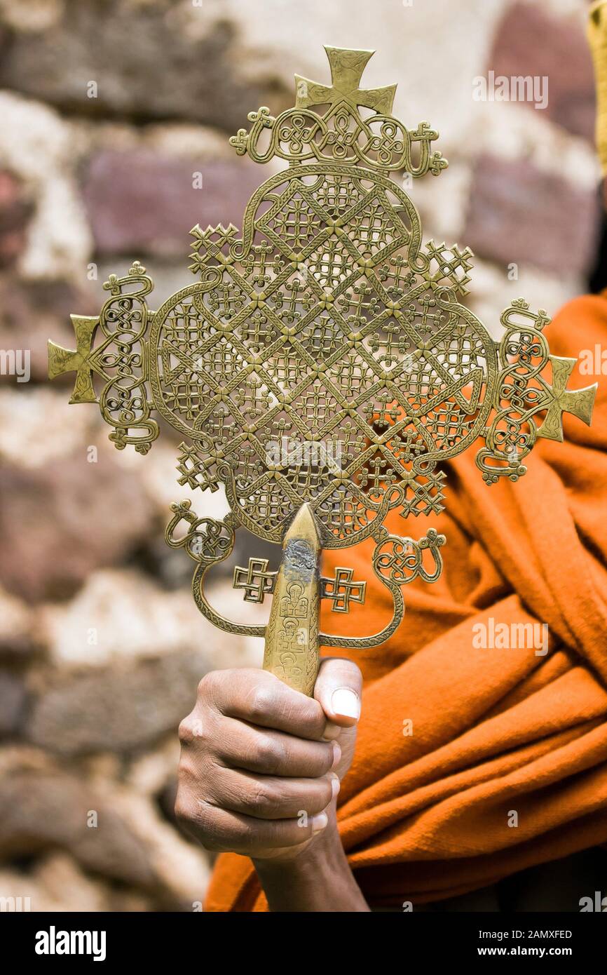 Sacerdote a Bahir Dar che mostra un importante crocifisso fuori Kebran Gabriel monastero, Kebran Gabriel Island, Lago Tana. Etiopia. Foto Stock