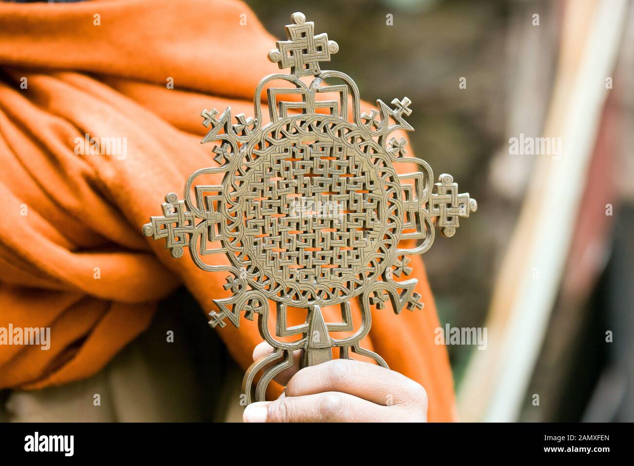 Sacerdote a Bahir Dar che mostra un importante crocifisso fuori Kebran Gabriel monastero, Kebran Gabriel Island, Lago Tana. Etiopia. Foto Stock