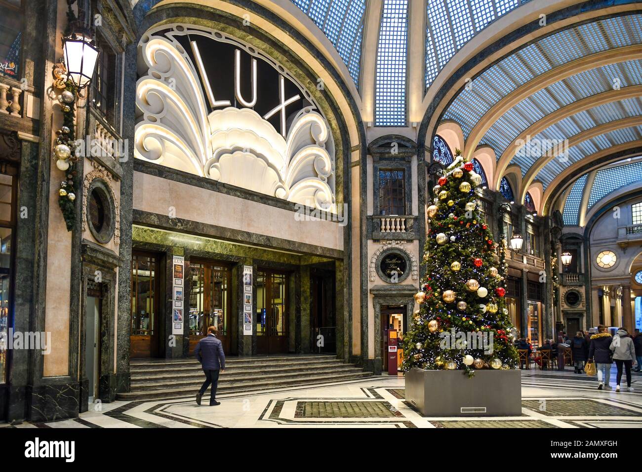 Scorcio della Galleria San Federico con un albero di Natale di fronte all'entrata della storica cinema Lux nel centro della città di Torino, Piemonte, Italia Foto Stock