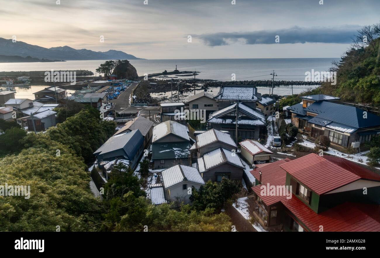 Un villaggio costiero nella città Fukaura, nella prefettura di Aomori, Giappone, sul Mare del Giappone costa come visto da un gono la linea treno. Foto Stock