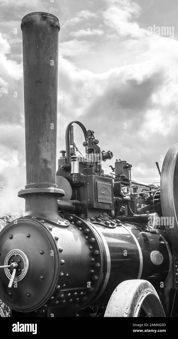 Vista frontale in bianco e nero primo piano del motore di trazione a vapore britannico d'epoca, conservato e in mostra alla ferrovia a vapore Severn Valley Heritage, Regno Unito. Foto Stock