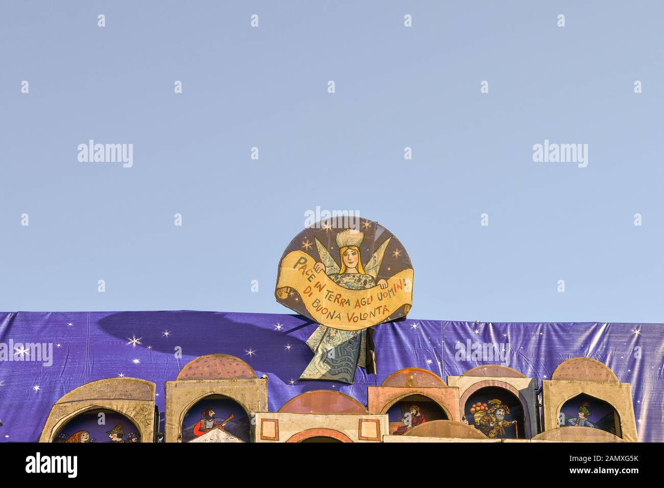 Parte superiore del calendario di Avvento con un angelo tenendo un banner che dice " Pace in terra agli uomini di buona volontà' in Piazza San Carlo, Torino, Piemonte, Italia Foto Stock