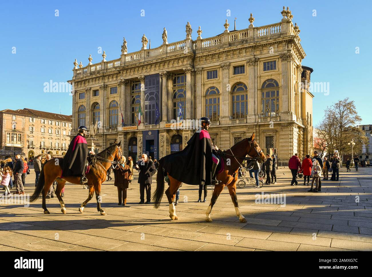 Carabinieri a cavallo di fronte a Palazzo Madama palace (Patrimonio Mondiale dell'Unesco) in Piazza Castello il giorno di Natale, Torino, Piemonte, Italia Foto Stock