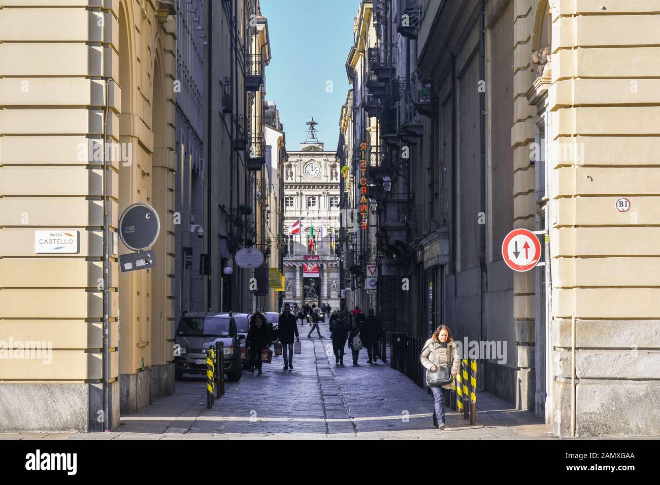 Street View di Via Palazzo di Città con il Municipio in background in una soleggiata giornata di Natale con gente che cammina, Torino, Piemonte, Italia Foto Stock
