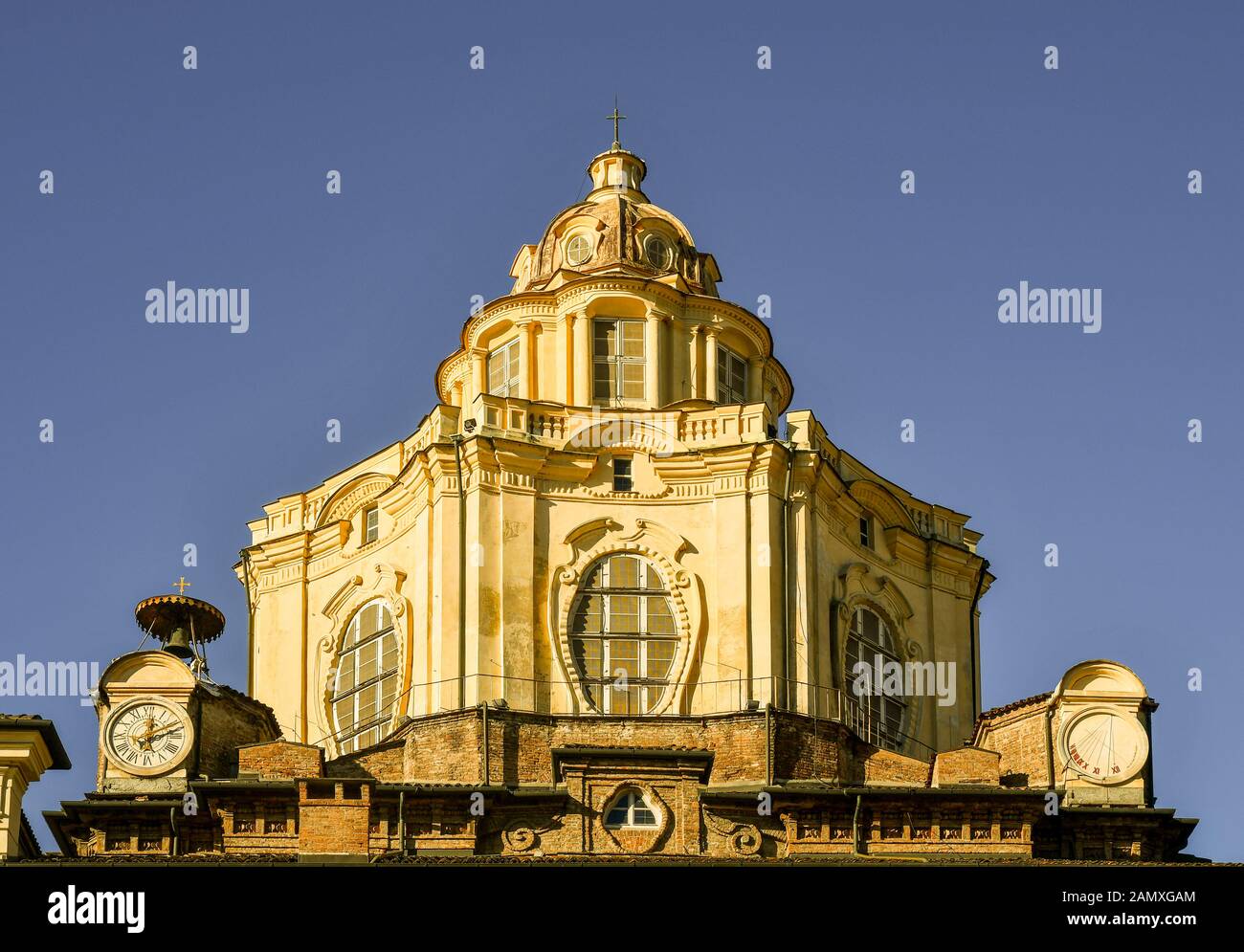 Cupola della chiesa reale di San Lorenzo in stile barocco la chiesa (XVII secolo) in Piazza Castello nel centro di Torino, Piemonte, Italia Foto Stock