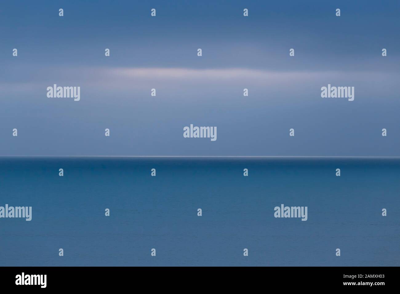 calmante blu fine della giornata mare fucilato Foto Stock