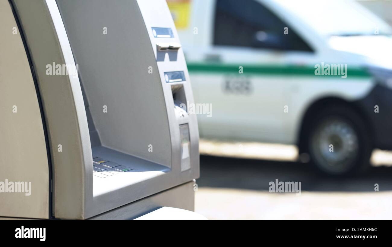 Macchina automatica per cassoniere in piedi contro il contante in transito veicolo, banca Foto Stock Macchina automatica per cassoniere in piedi contro il contante in transito veicolo, banca Foto Stock