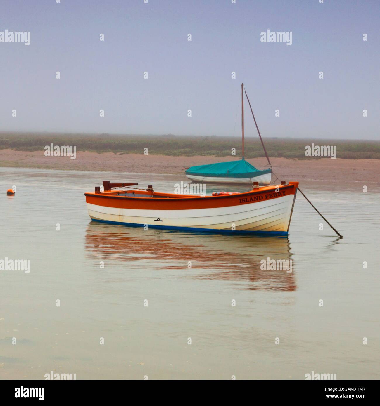 Discendente di nebbia oltre Burnham Overy Staithe Norfolk Foto Stock