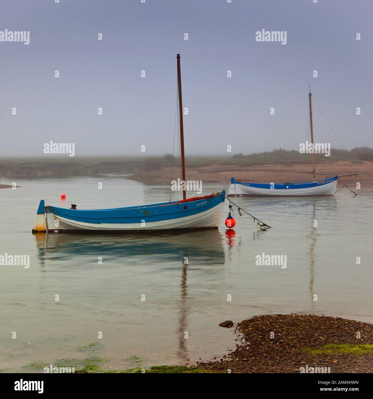 Discendente di nebbia oltre Burnham Overy Staithe Norfolk Foto Stock