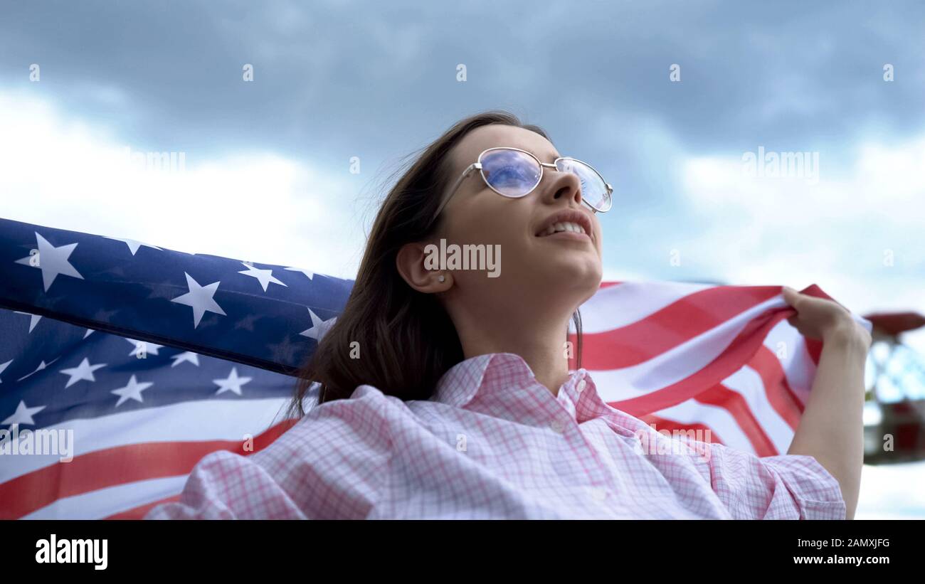 Giovane donna che posa e sventola bandiera degli Stati Uniti, festa del giorno dell'Indipendenza, patriota Foto Stock