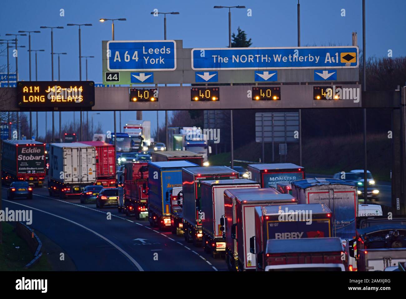 Ingorgo stradale sull'autostrada A1/M al crepuscolo Bramham incrocio Leeds Regno Unito Foto Stock