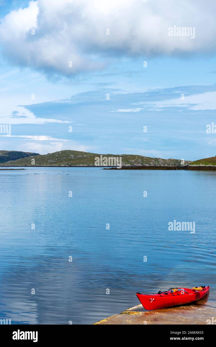 Kayak/canoe sul bordo del molo su di una tranquilla e splendida Isle of Barra, Ebridi Esterne, Western Isles della Scozia Foto Stock