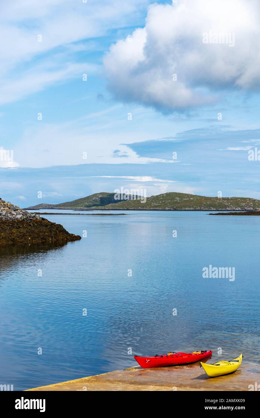 Kayak/canoe sul bordo del molo su di una tranquilla e splendida Isle of Barra, Ebridi Esterne, Western Isles della Scozia Foto Stock