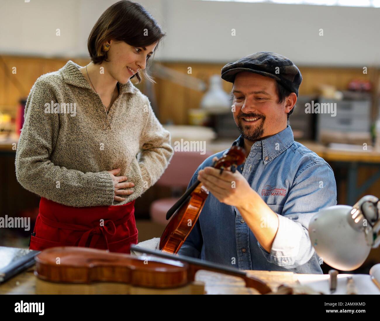 Chicago, Stati Uniti. 14th Gen 2020. Due studenti parlano di fare un violino alla Chicago School of Violin Making a Skokie, Illinois, Stati Uniti, il 14 gennaio 2020. La Chicago School of Violin Making, che insegna le competenze tradizionali della realizzazione dello strumento, si trova a Skokie, un sobborgo di Chicago. Si iscrive studenti locali e internazionali che hanno l'intenzione di diventare professionisti del violino e di altri strumenti. Credit: Joel Lerner/Xinhua/Alamy Live News Foto Stock
