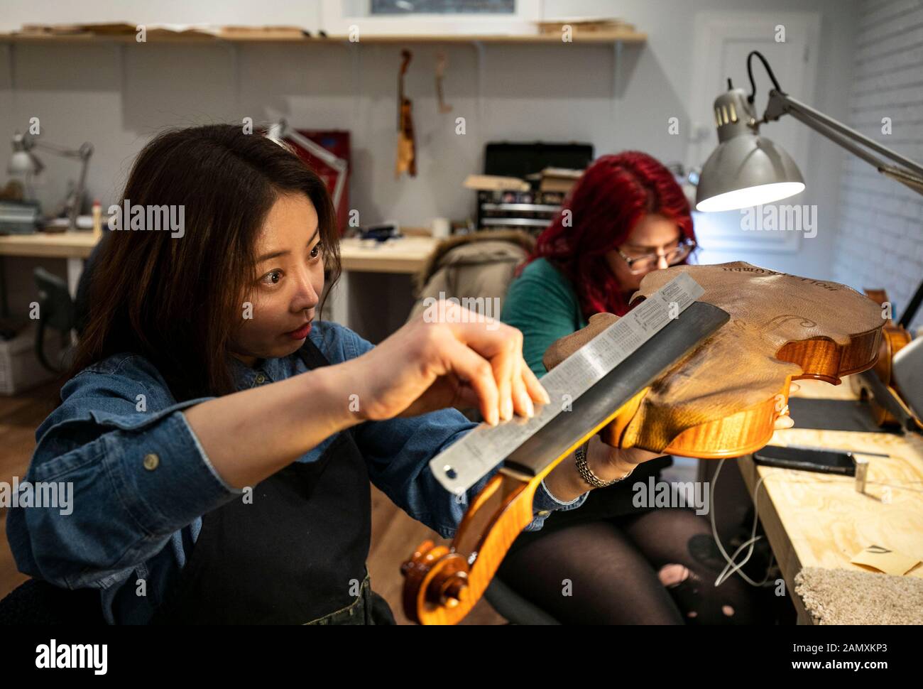 Chicago, Stati Uniti. 14th Gen 2020. Uno studente misura il collo di un violino alla Chicago School of Violin Making a Skokie, Illinois, Stati Uniti, il 14 gennaio 2020. La Chicago School of Violin Making, che insegna le competenze tradizionali della realizzazione dello strumento, si trova a Skokie, un sobborgo di Chicago. Si iscrive studenti locali e internazionali che hanno l'intenzione di diventare professionisti del violino e di altri strumenti. Credit: Joel Lerner/Xinhua/Alamy Live News Foto Stock