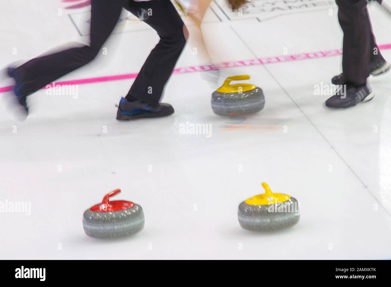 Champéry, Svizzera. 14th gennaio 2020. Membri del team tedesco in azione durante il round robin di curling misto (Gruppo B; sessione 15), durante il giorno 5 dei Giochi Olimpici invernali Giovanile di Losanna 2020, presso la Champéry Curling Arena. Credito: Iain Mcguinness / Alamy Live News Foto Stock