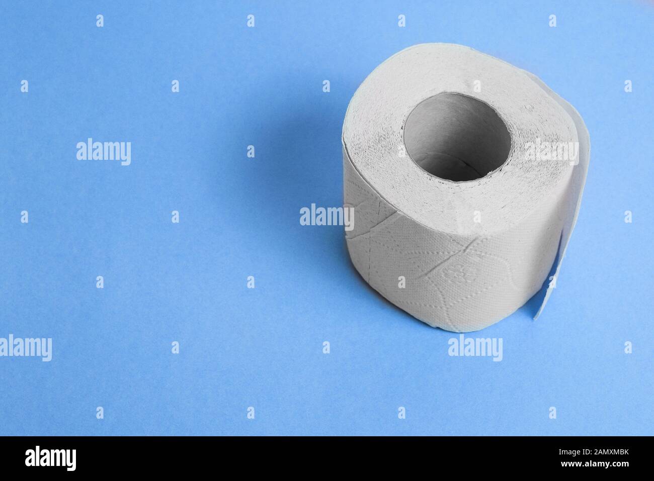 Carta igienica impilata su sfondo blu brillante Foto stock - Alamy