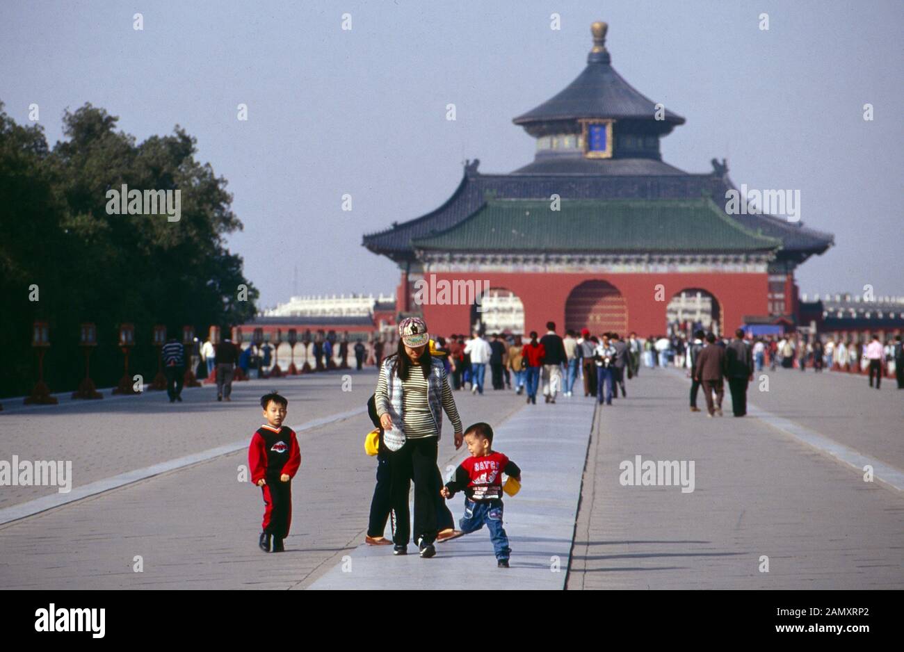 Ein Schnappschuß für das Familienalbum vor historischer Kulisse a Pechino, Cina um 1990. Un'istantanea per l'album fotografico di famiglia di fronte a un drago storico fissato a Pechino, Cina intorno al 1990. Foto Stock