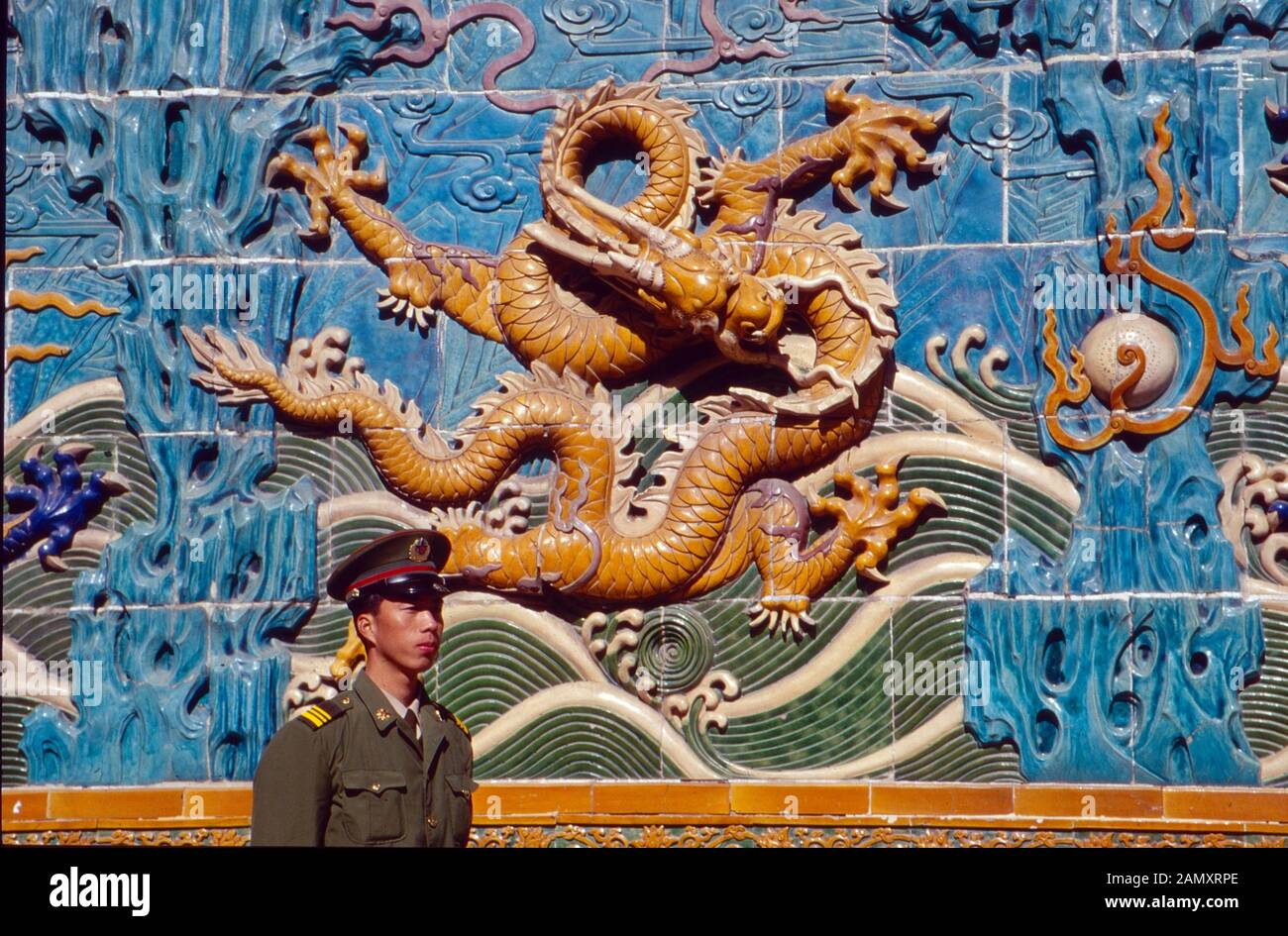 Soldat vor historischer Kulisse a Pechino, Cina um 1990. Soldato di fronte a un drago storico fissato a Pechino, Cina intorno al 1990. Foto Stock