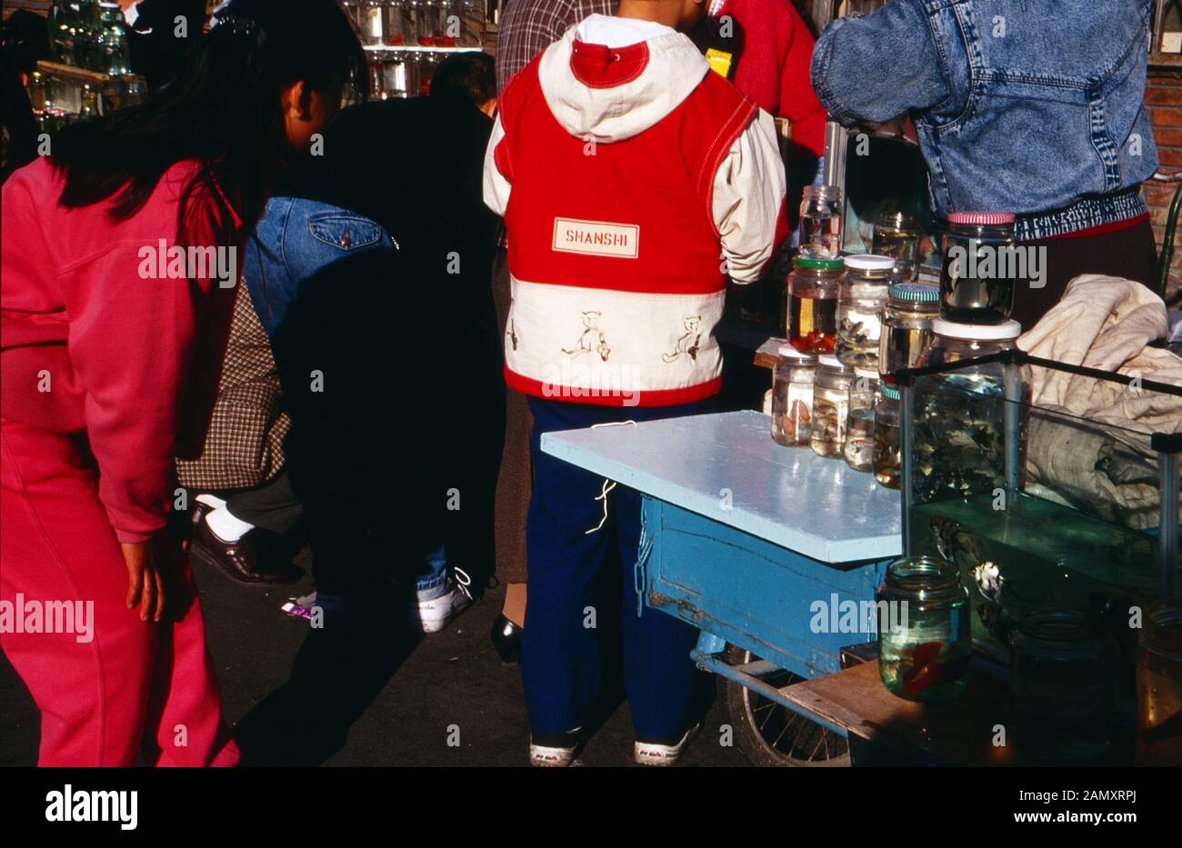 Offener Markt für Zierfische in einem Außenbezirk von Peking, China um 1990. Mercato aperto per i pesci ornamentali in una periferia di Pechino, Cina intorno al 1990. Foto Stock