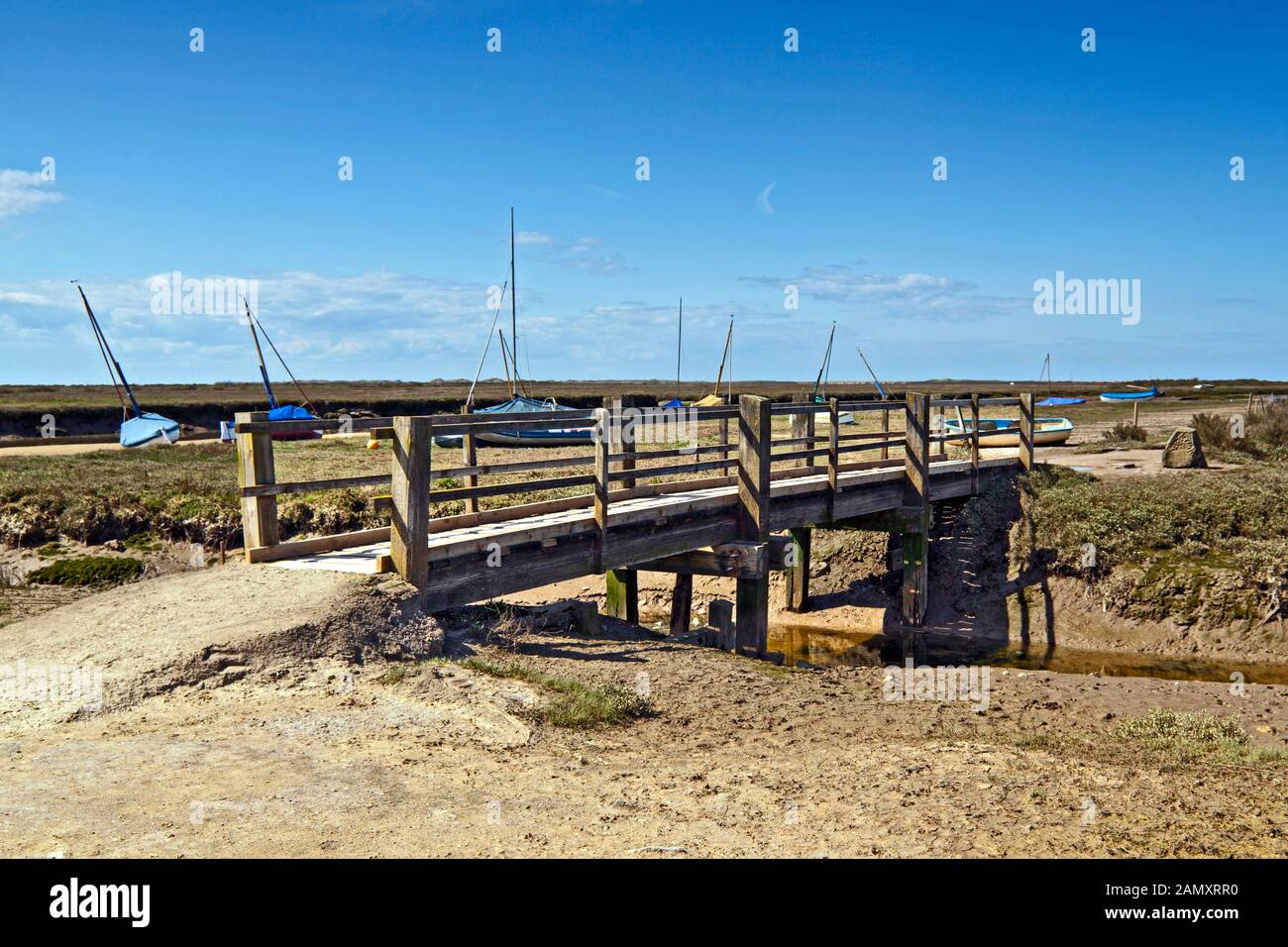 Ponte in legno sul Creek a Blakeney Norfolk Foto Stock