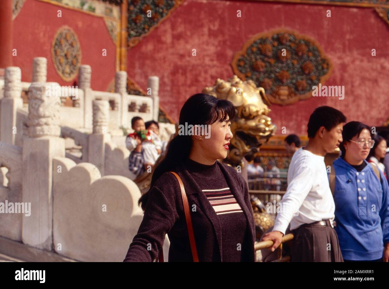 Ein Schnappschuß für das Familienalbum vor historischer Kulisse a Pechino, Cina um 1990. Un'istantanea per l'album fotografico di famiglia di fronte a un drago storico fissato a Pechino, Cina intorno al 1990. Foto Stock