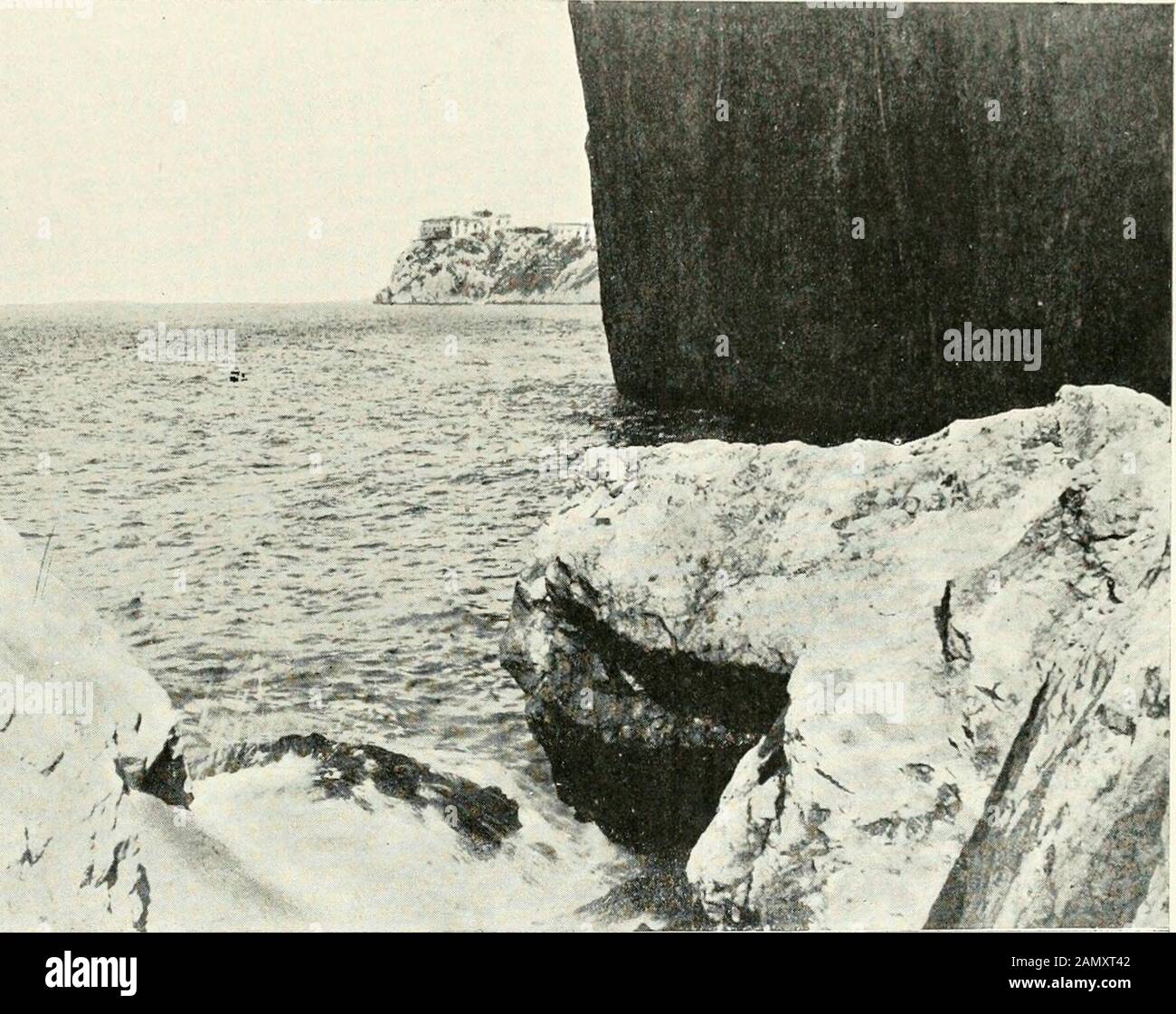 Trieste . 3 creuCQ 0 o H< <CQ < Q Ou H < < <di TRIESTE 127 mavo misterioso, e grecamente la ha immaginata quale una ninfa sposa o figlia debel fiume virgiliano ; come ninfa la ha raffigurata Pietro Magni in museo del marmo, Rademico del po. Al riparo dei venti si apre linsenatura di Sistiana, lantico Sixtilianum, che de-terminava da questa parte i confini del comune triestino. Una smottatura rossainnerrompe qui il grigio freddo della costa: Sono le caverne, onde la città toglie lepietre per i suoi nuovi edifici. Linsenatura è piccola ma dolce falcata, v Foto Stock