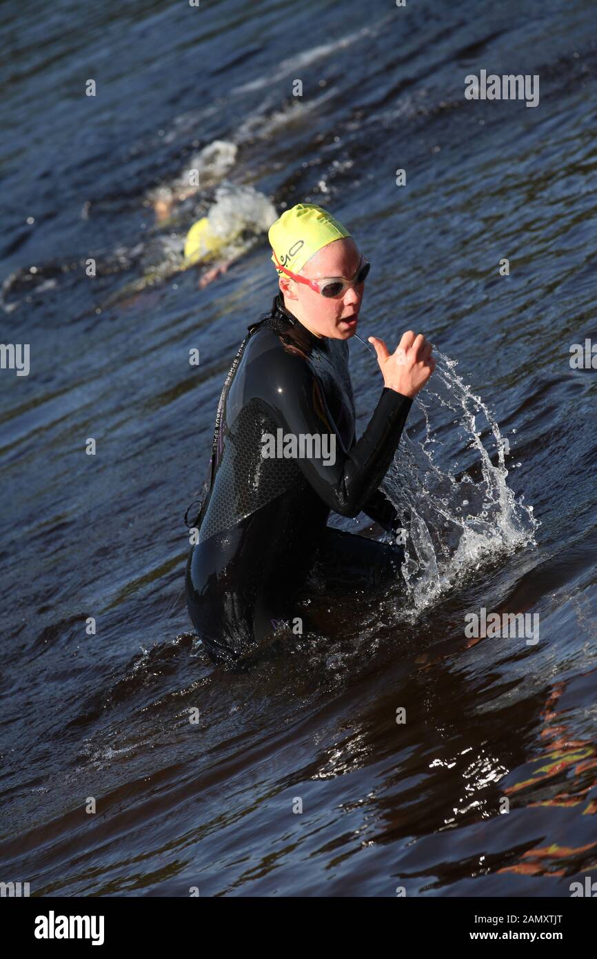 un concorrente lascia l'acqua per terminare l'evento di nuoto lomond piscina all'aperto Foto Stock