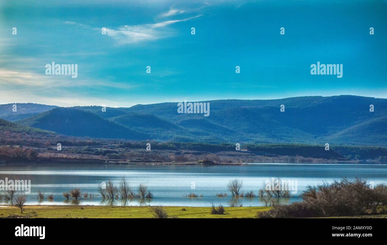 Ai piedi della Sierra de Leire, in Aragona un enorme verde e blue stain si diffonde per 10 kilometersThe sìa serbatoio è chiamato anche il mare di Pyren Foto Stock