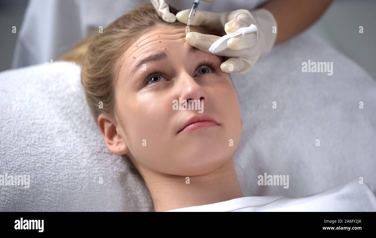 Cosmetologo professionista che fa l'iniezione di mesoterapia a giovane donna, bellezza Foto Stock