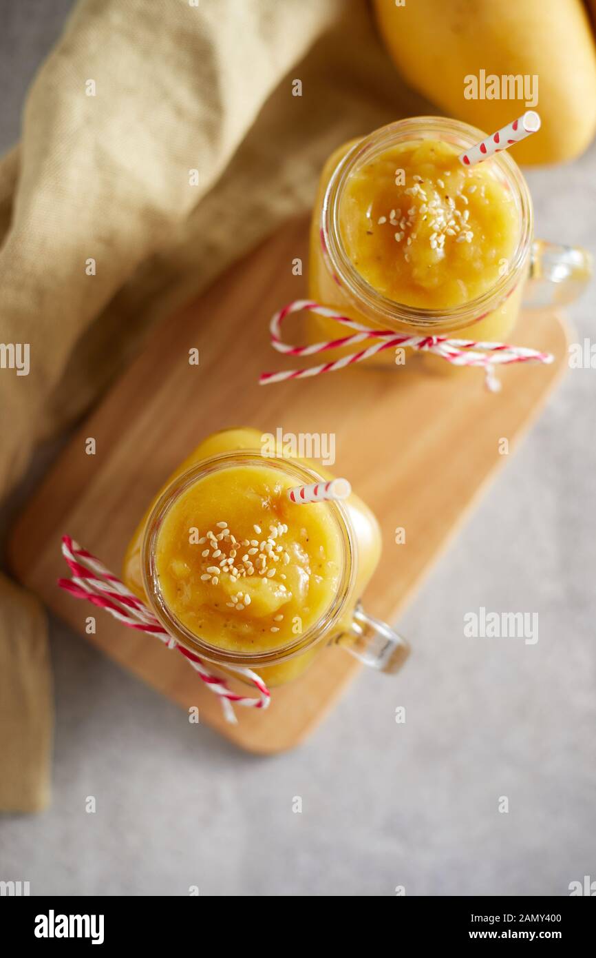 Rinfrescante e sano frullato di mango in bicchieri. Foto Stock