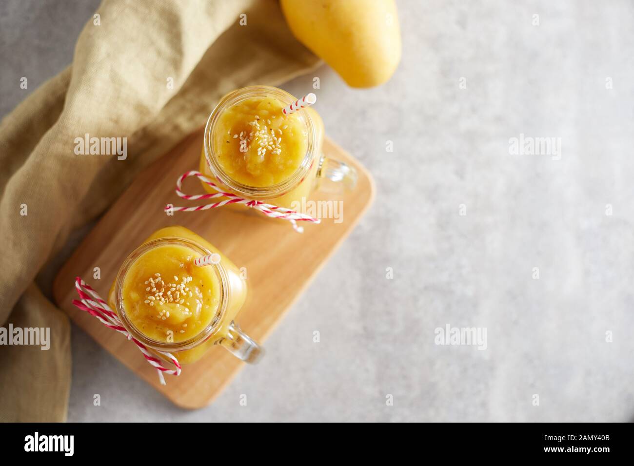 Rinfrescante e sano frullato di mango in bicchieri. Foto Stock