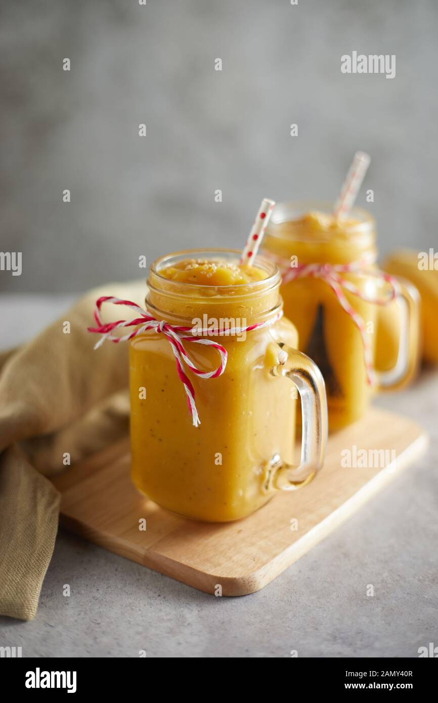 Rinfrescante e sano frullato di mango in bicchieri. Foto Stock