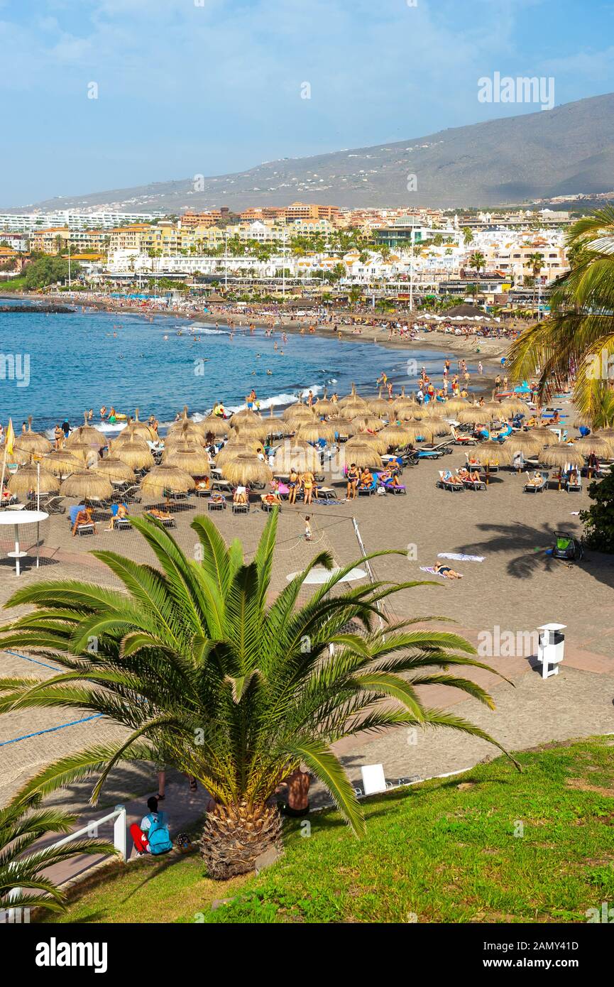 Canary ISLAND TENERIFE, SPAGNA - 26 dicembre 2019: Vista della spiaggia chiamata playa de torviscas. Una delle spiagge più popolari per i turisti di Tenerife. Foto Stock