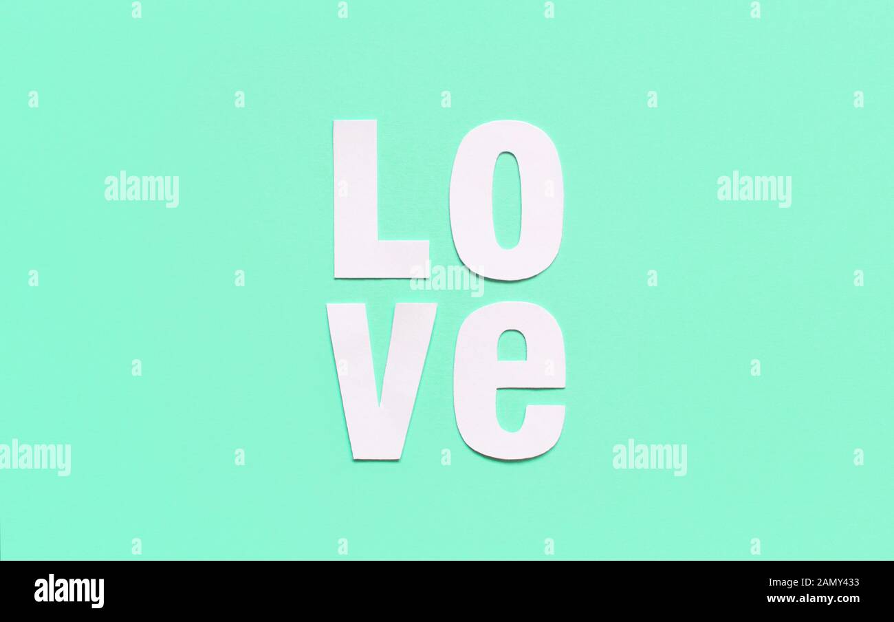 Amore del testo su una vista dall'alto di sfondo verde chiaro Foto Stock