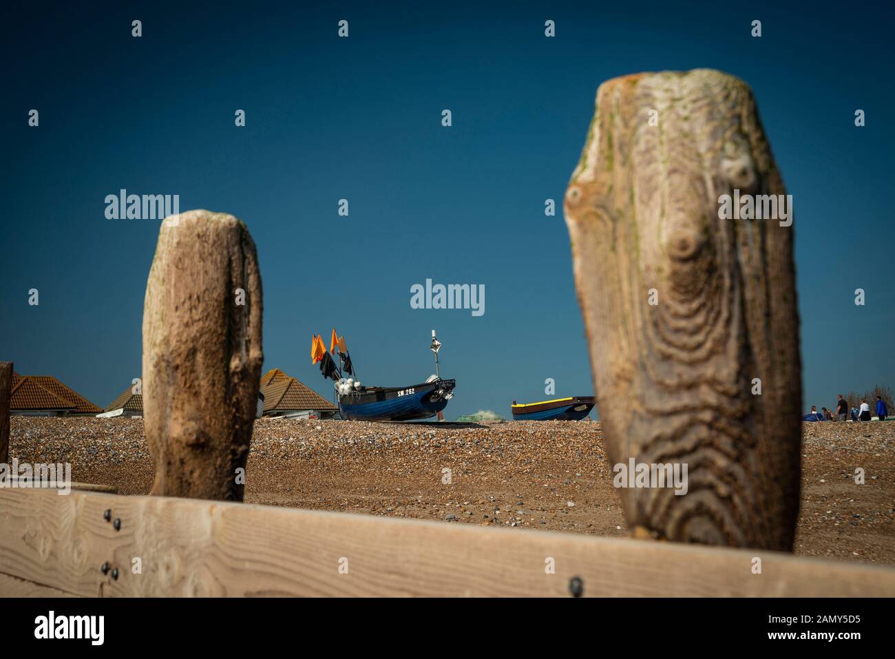 Sea-usurati frangiflutti in legno su Worthing Beach, West Sussex, Regno Unito Foto Stock