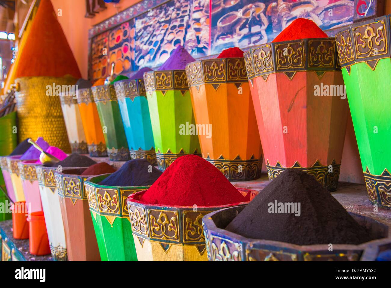 Mercato marocchino (souk) nella città vecchia (medina) di Marrakech, Marocco Foto Stock