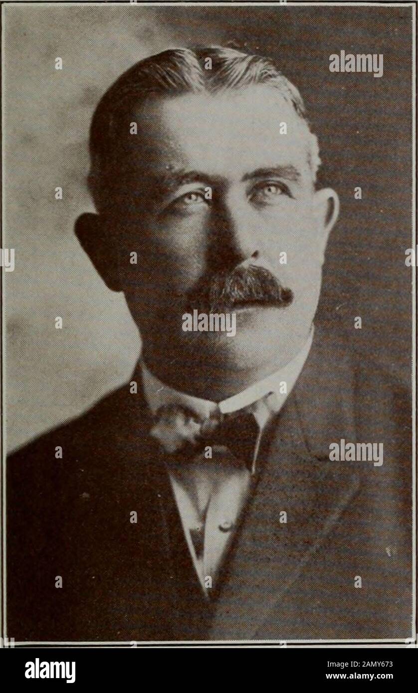 Libro blu municipale di San Francisco, 1915 . Dome ol Philosopliy, Entnince occidentale di tinEducation, Riflesso in Tlie fine Arts Lagoon Board di Supernisors. E EDWARD L. NOLANSUPERVISOR DAARD ].. NOLAX, ora ser/.ing il suo secondo termine come un mem-ber del consiglio di vigilanza, wasl^orn a Sacramento, febbraio 2.1871, ma è venuto a San Francisco infanzia e ha sempre sincemade questa città la sua casa e la scenedelle sue attività ariate in municipaland industrial affari. Ha ricevuto la sua formazione iniziale nelle scuole pubbliche e ha frequentato la scuola superiore del Lincoln Gram-mar, che istituzione Foto Stock