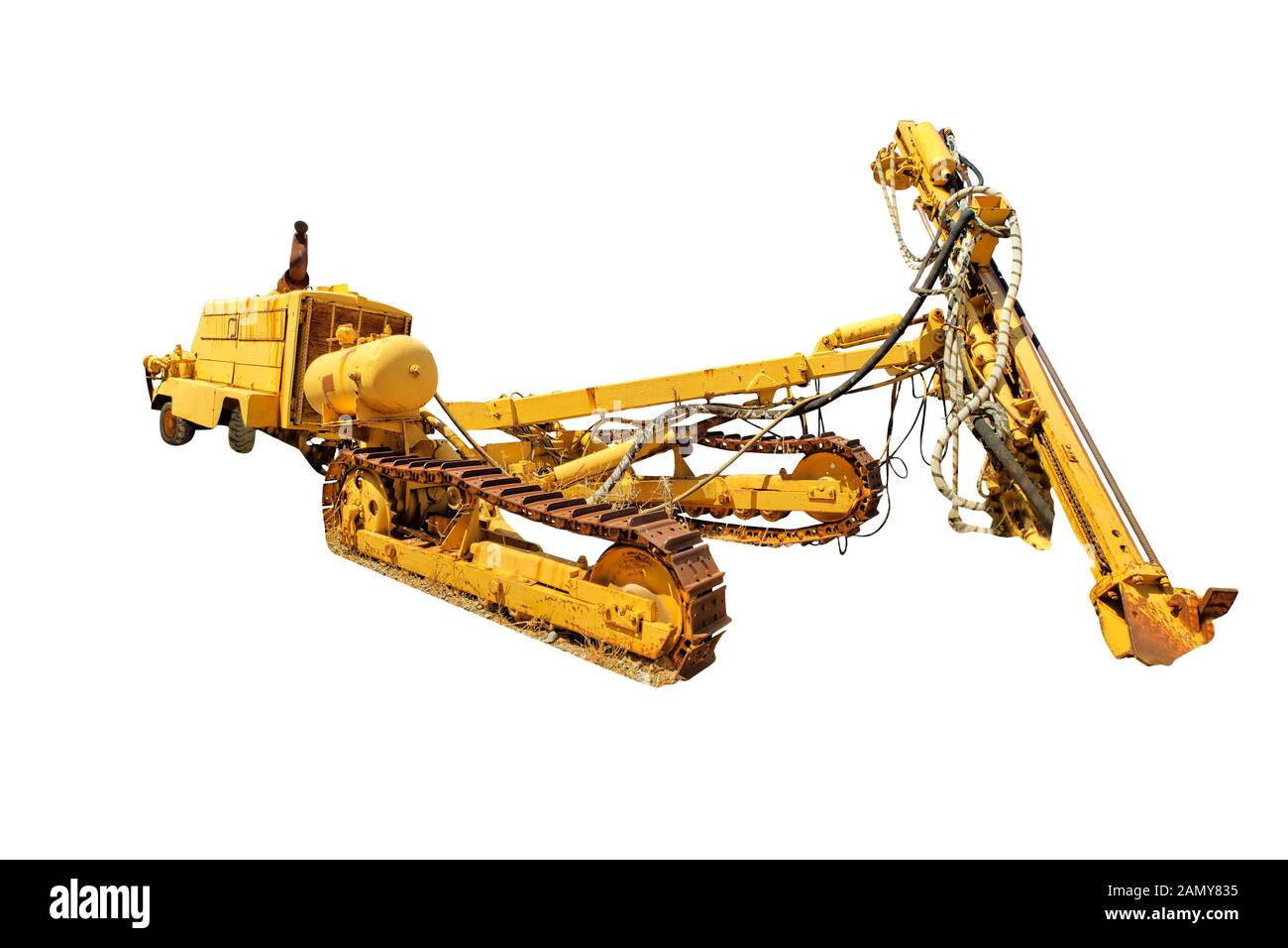 Apripista cingolato con macchina perforatrice per lavori su strada. Lavori in corso, macchina industriale. Isolato su sfondo bianco con spazio di copia. Foto Stock