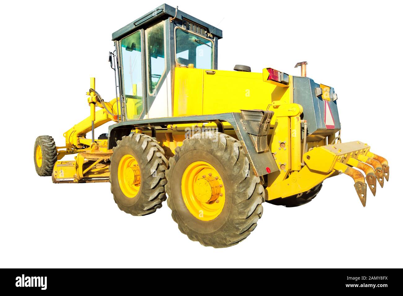 Bulldozer giallo su ruote che posano cemento asfalto. Lavori di costruzione su una strada. Lavori in corso, macchina industriale. Isolato su sfondo bianco con Foto Stock