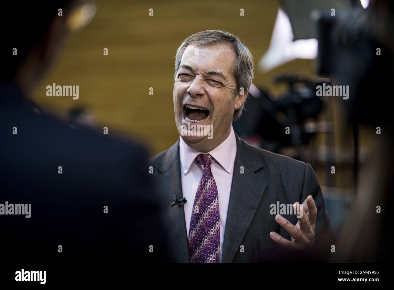 15 gennaio 2020: Nigel Farage, leader del Partito Brexit, risponde ai giornalisti del parlamento europeo mercoledì 15 gennaio 2020 a Strasburgo, Francia orientale. Nigel Farage, il "pantomime villain" auto-dichiarato di Brexit, sta lasciando il suo teatro preferito "" il parlamento dell'Unione europea a Strasburgo "" questa settimana con un senso di missione compiuta. (Credit Image: © Elyxandro Cegarrazuma Wire) Foto Stock