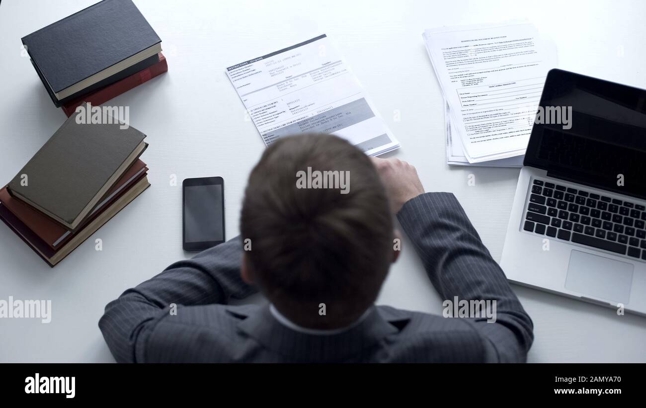 Dirigente aziendale che lavora con rapporto annuale, pianificazione strategica, vista dall'alto Foto Stock