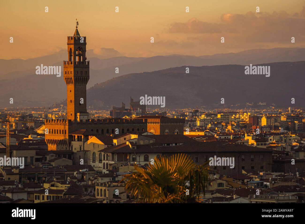 Vista del Palazzo Vecchio a Firenze dal Piazzale de Michelangelo durante il tramonto Foto Stock