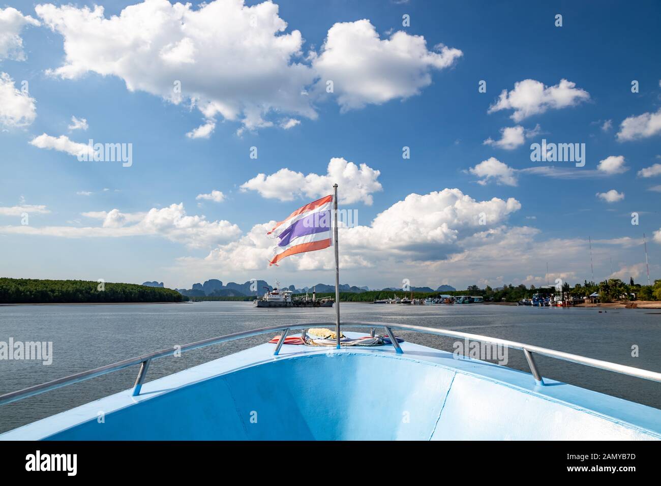 Bandiera della Thailandia sventolando nella parte anteriore di una nave traghetto barca a vela nel mare delle Andamane. Foto Stock