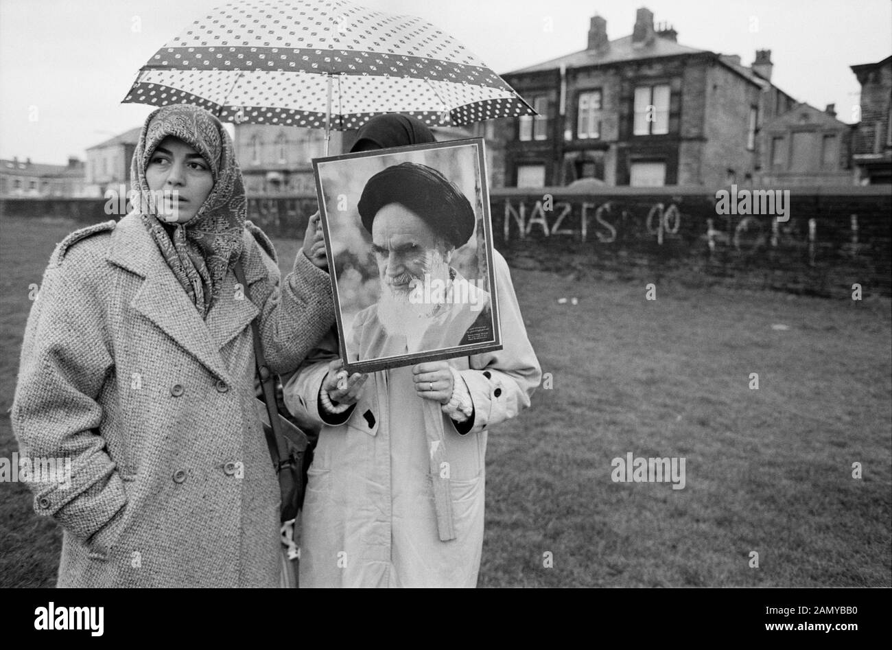 I Manifestanti Di Salman Rushdie Sono Immagini Del Leader Iraniano Ayatollah Khomeini (11 Febbraio 1979 – 3 Giugno 1989), Anti Rushdie Rally, Bradford Gb 1990. Foto Stock
