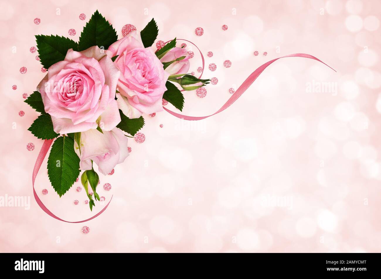 Rosa rosa fiori con foglie verdi, nastri di seta e glitter confetti in una  disposizione ad angolo su sfondo di vacanza Foto stock - Alamy