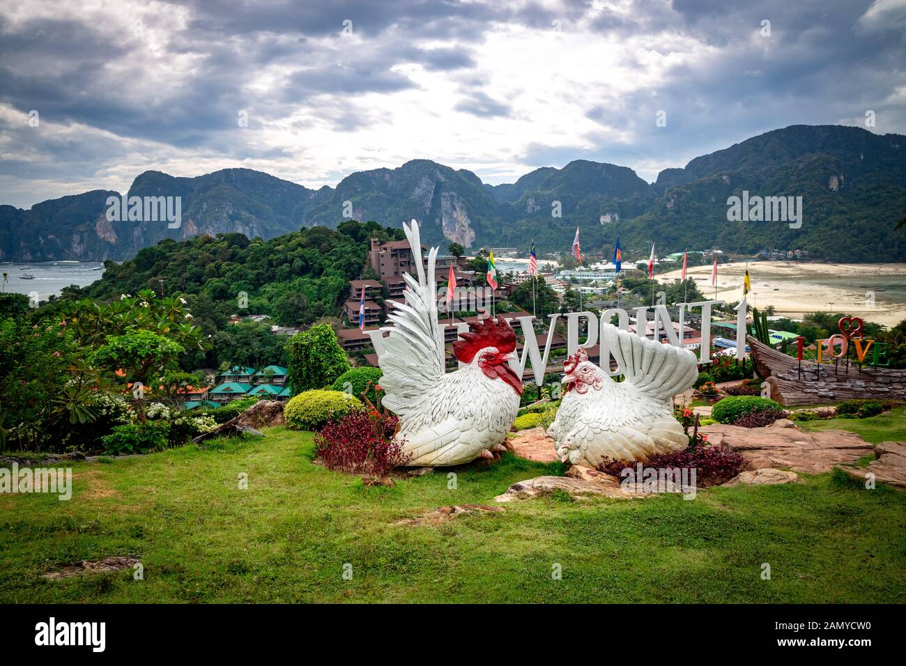 Statua di gallo coppie al di sopra del punto di vista 1 presso le isole Phi Phi in Thailandia. Foto Stock