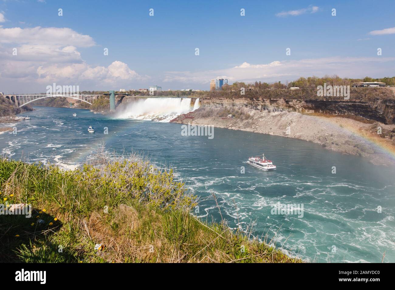 Tour in barca delle cascate del Niagara con arcobaleno Foto Stock