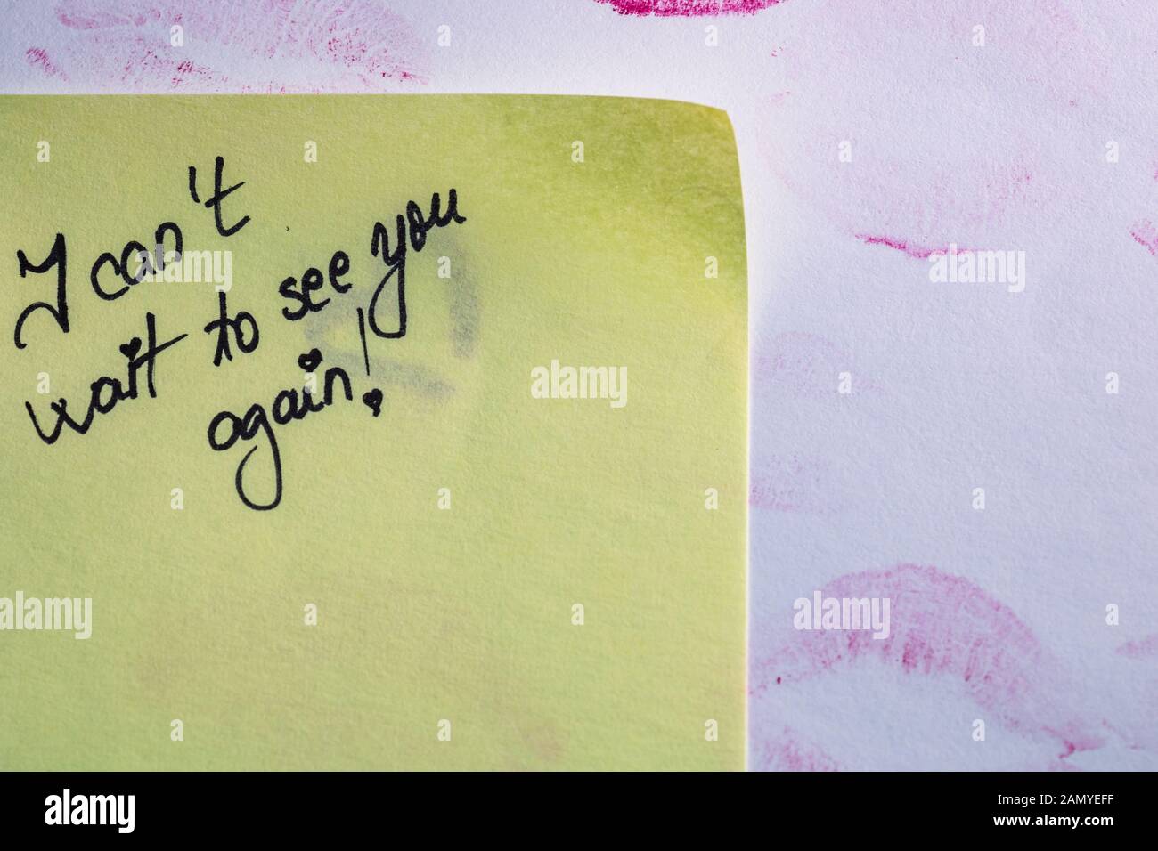Non vedo lora di vederti di nuovo scrivere a mano testo vicino isolato su  carta gialla con spazio di copia Foto stock - Alamy